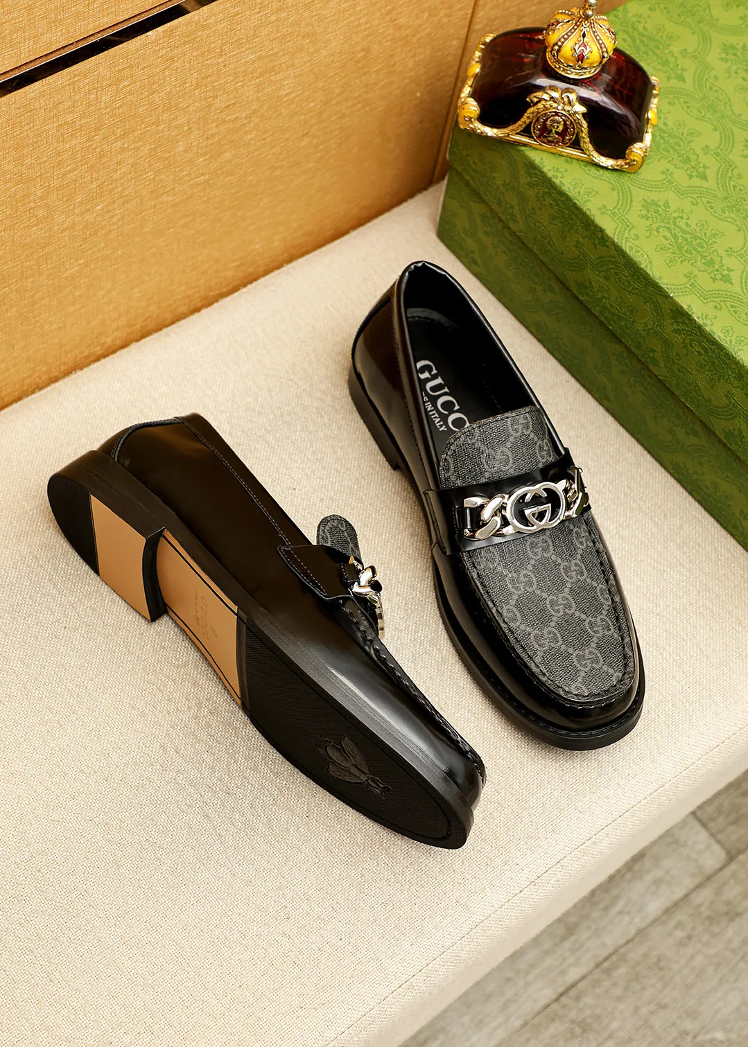 Men's shoes 💰480 💐 Product trademark: GUCCI "Gucci" casual leather shoes Regular size: 38-44 (45.46🉑️customized) Product materials: Selected imported first-layer calfskin embossed upper + luxury hardware buckle, imported water-dyed cowhide leather lining. Strong three-dimensional visual effect, original outsole color: 2 colors available